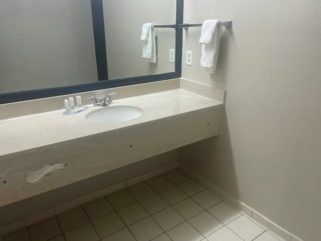غرفة ديلوكس بسرير كينج بحوض جاكوزي، Red Roof Inn & Suites Hinesville 6/7