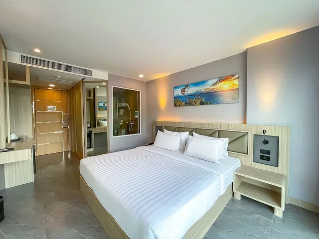 Superior, King Bed, Balcony, Clarian Hotel Beach Patong 6/10