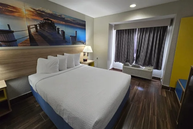 Room, Queen Bed, Days Inn And Suites By Wyndham Tampa Raymond James Stadium 1/10