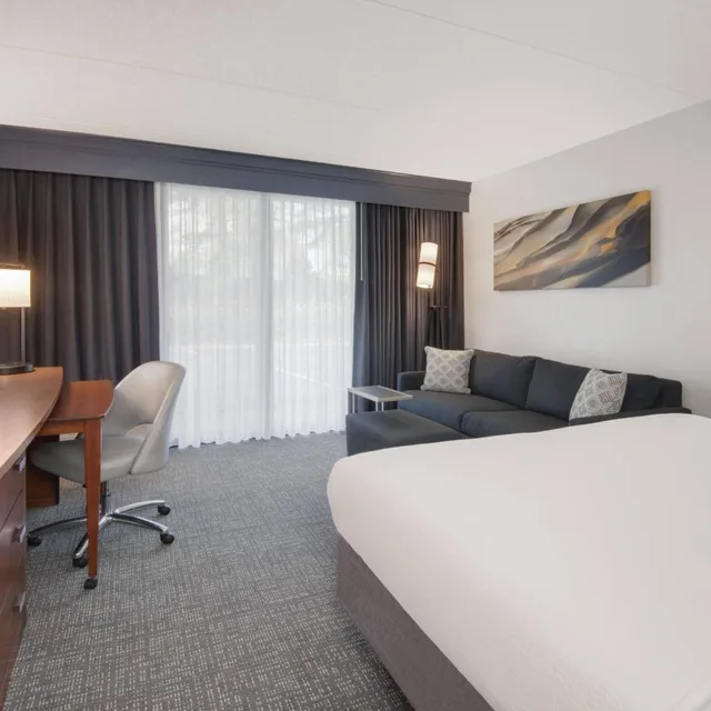 غرفة بسرير كينج مع أريكة لذوي الإعاقة، Courtyard By Marriott Augusta 3/10