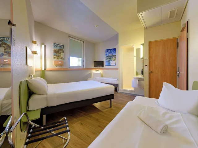 غرفة ثلاثية بسرير مزدوج وسرير فردي، Ibis Budget Luzern City 1/5
