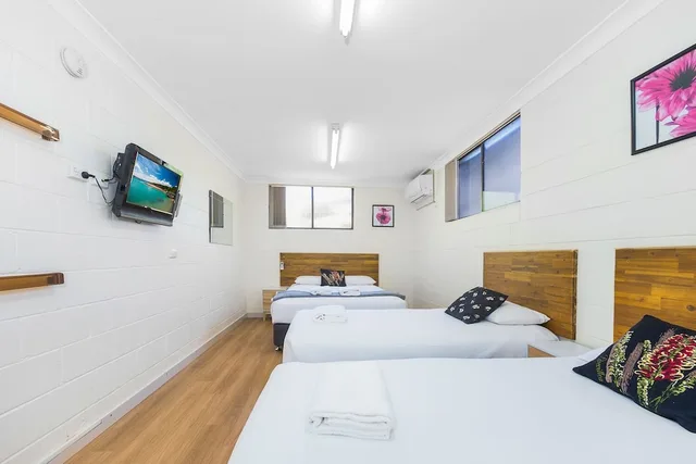 2 Bedrooms, Family, 2 Queen and Twin Beds, Large, Plainsman Motel 1/9