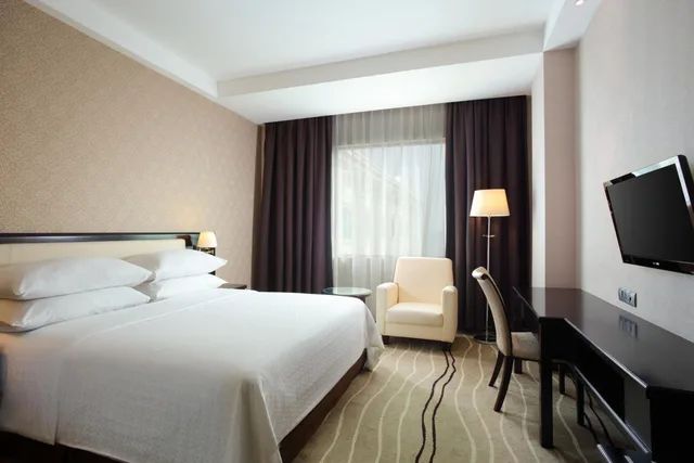 غرفة ديلوكس بسرير كينج، FOUR POINTS BY SHERATON MEDAN 2/7