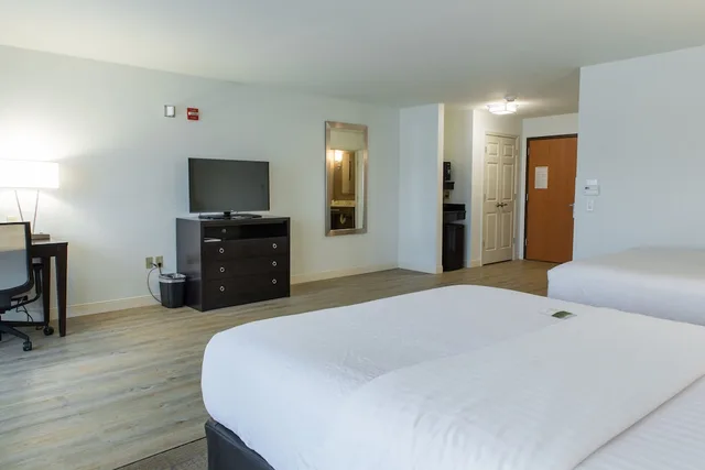 غرفة قياسية بسريرين كوين لذوي الإعاقة، Holiday Inn Hotel Suites Bloomington Airport 1/6
