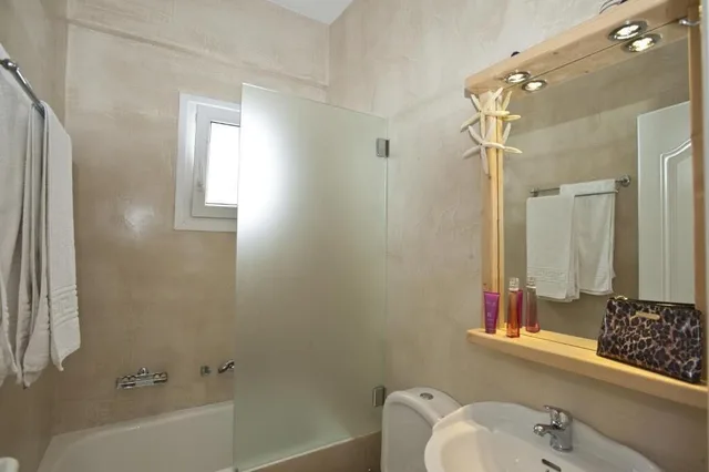 شقة بسريرين منفصلين بغرفة نوم واحدة مع أريكة، Yanna Luxury Suites 1/2