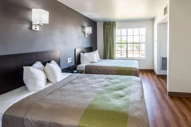 2 Full Beds Suite, Non-Smoking, Kitchen، Studio6 Arlington, TX 3/6