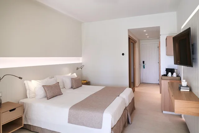 غرفة سوبيريور بسريرين منفصلين بمسبح خاص، Neptune Luxury Resort 2/5