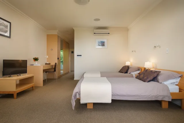 Luxury, Twin Beds, King Bed, Partial Lake View, Private Bathroom، Chalet Eiger 1/10