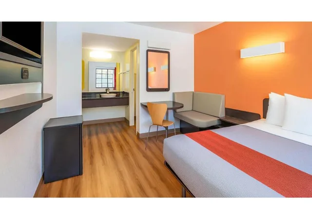 Room, Queen Bed, Motel6 Carlsbad, CA Beach 1/10