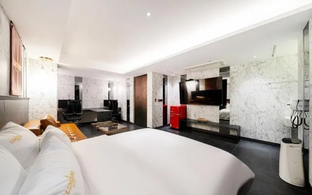 Deluxe, 2 King Beds, No Parking، Adlige Hotel 1/3