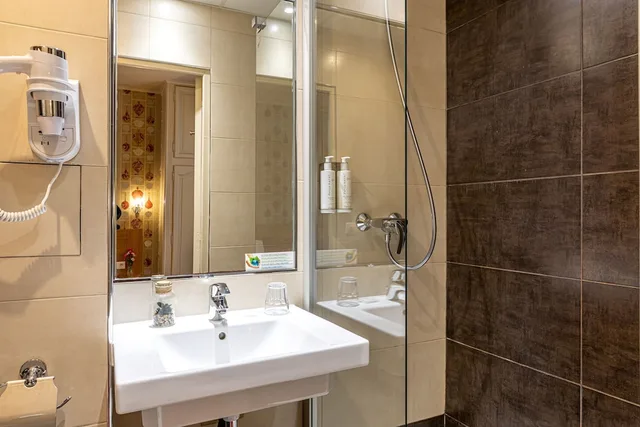 غرفة ثلاثية بسرير مزدوج، Hotel Romance Malesherbes By Patrick Hayat Formerly Romance Malesherbes 8/10