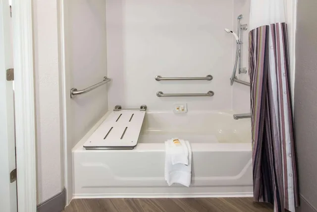 غرفة بسرير كينج لذوي الإعاقة، La Quinta Inn & Suites by Wyndham Tampa Brandon Regency Park 5/6