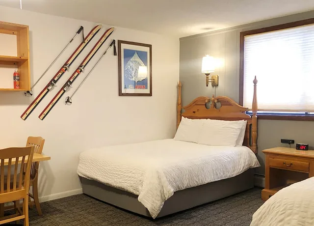 Room, 1 Single and 2 Queen Beds, Low Floor، Tyrolean Lodge 2/9