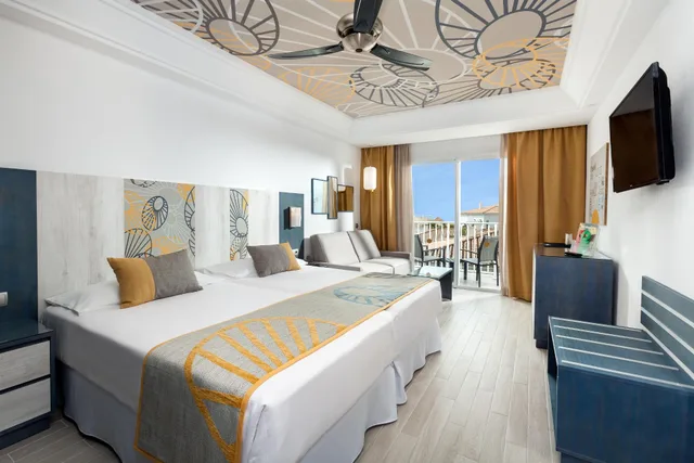 غرفة كبيرة بسريرين مع أريكة، Riu Chiclana 2/5