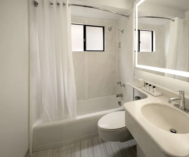 غرفة بسرير كينج وسرير كوين بإطلالة على البحر، La Jolla Cove Suites 2/2