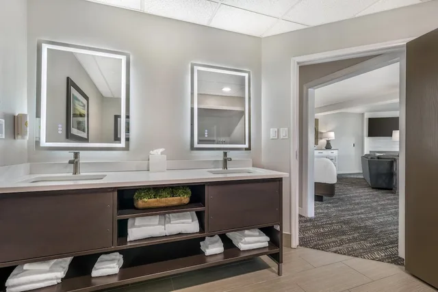 Presidential, Suite, King Bed, Bay Front, Sofa، Comfort Suites Chincoteague Island Bayfront Resort 10/10