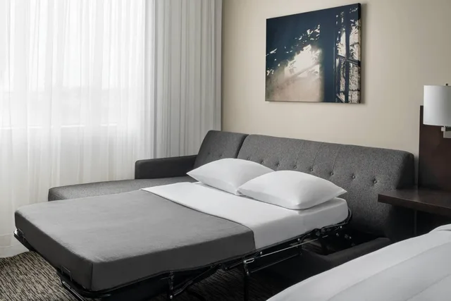 غرفة بسرير كينج مع أريكة بحوض استحمام لذوي الإعاقة، Cleveland Marriott East 1/7