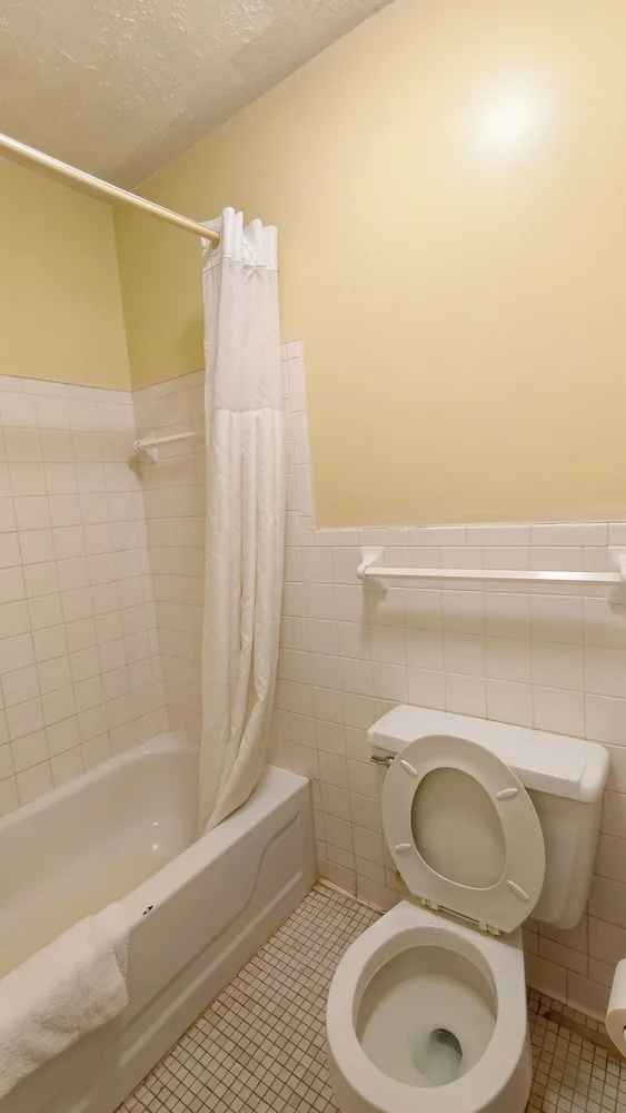 غرفة بسرير كينج للمدخنين، Liberty Inn Scottsboro Near Lake Guntersville 1/2