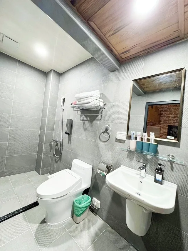 Superior, Sextuple, 5 Double Beds، Slow Pace Tainan Hostel 2/2