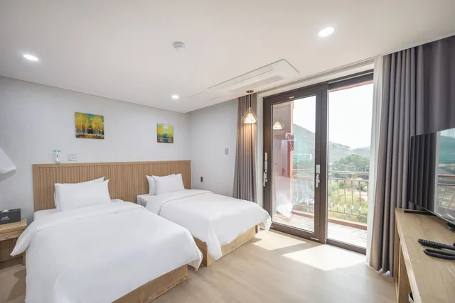 غرفة ديلوكس بسريرين منفصلين بشرفة بحوض استحمام، Dongbusan Hotel 1/4
