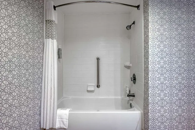 غرفة بسرير مزدوج بحوض استحمام لذوي الإعاقة، Hampton Inn Baltimore/White Marsh 4/4