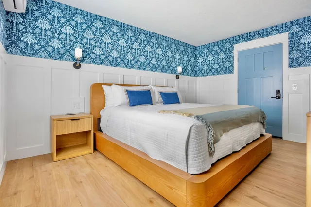غرفة بسرير كينج بإطلالة على المسبح بشرفة، Tropic Isle Beach Resort 6/10