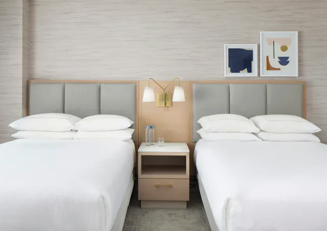 جناح بسريرين كوين بإطلالة على المدينة، Hilton Santa Monica Hotel Suites 1/5