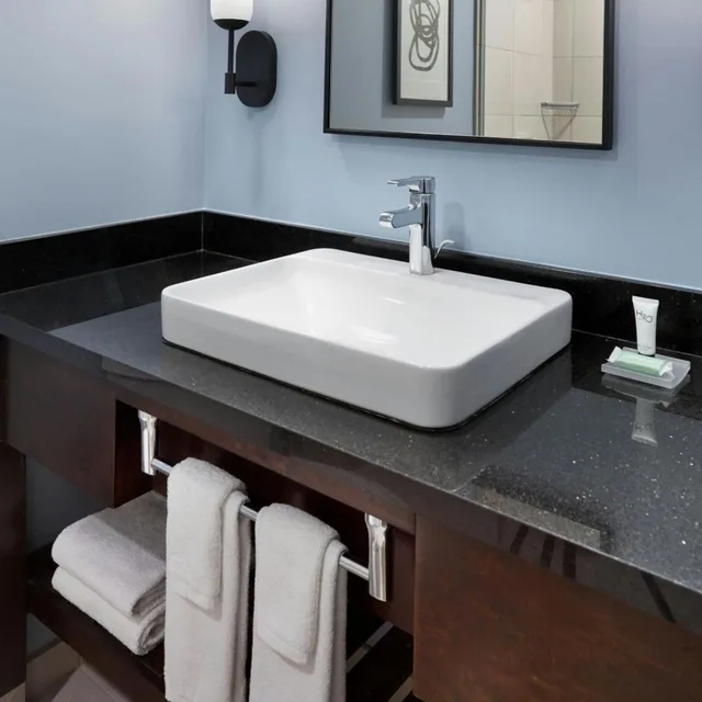 غرفة بسرير كوين مع أريكة، Courtyard By Marriott New Orleans French Quarter/Iberville 2/4
