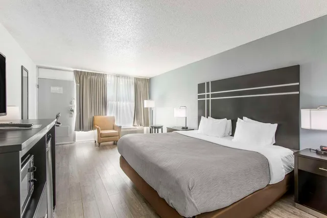 غرفة بسرير كينج للمدخنين، Quality Inn & Suites Hardeeville - Savannah North 2/3