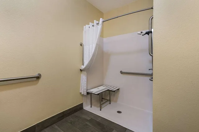 غرفة بسرير كينج لذوي الإعاقة، Comfort Inn Yankton SD 4/4