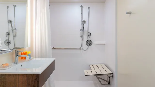 غرفة قياسية بسريرين كوين في طابق منخفض لذوي الإعاقة، Holiday Inn Resort Panama City Beach 8/10