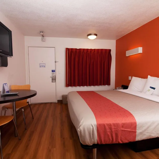 غرفة بسرير كينج لذوي الإعاقة، Motel6 Bremerton, WA 2/8