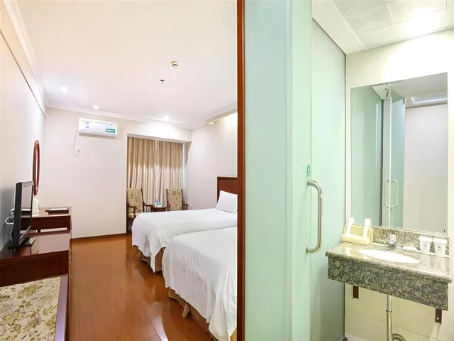 Room, Twin Beds, Greentree Inn Huangshan Railway Station Tiandu Business Htl 2/2