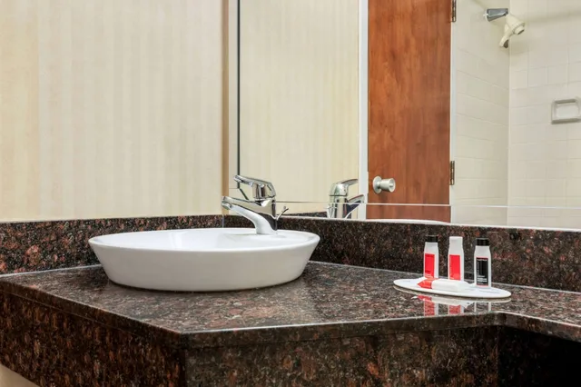 غرفة بسرير كينج يُسمح فيها بالحيوانات الأليفة، Ramada By Wyndham Fredericton 7/7