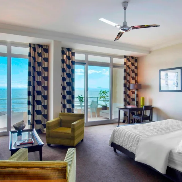 جناح جونيور بسرير كينج بإطلالة على البحر بشرفة في طابق مرتفع، Le Meridien Beach Plaza 5/7