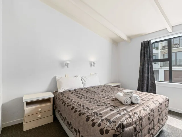 شقة ديلوكس بسريرين منفصلين وسرير كوين بإطلالة على البحيرة بغرفة نوم واحدة مع أريكة، Queenstown Motel Apartments 1/10