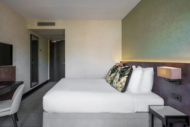 Room, Queen Bed, Canal View, Monet Garden Hotel Amsterdam 2/6