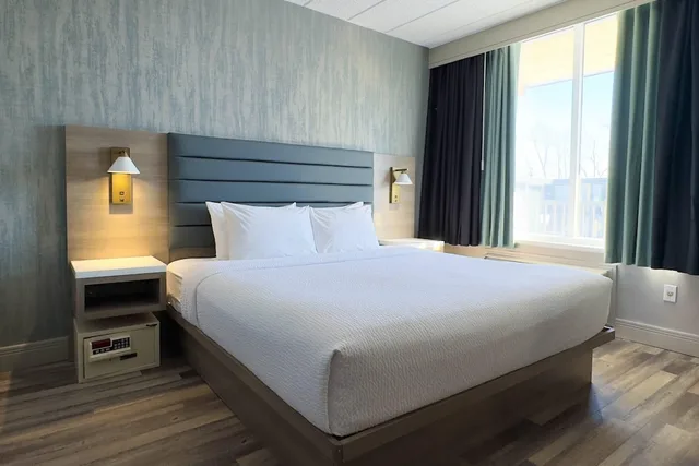 جناح بسرير كينج بإطلالة على المسبح بغرفة نوم واحدة، Radisson Hotel Montreal Airport 3/6