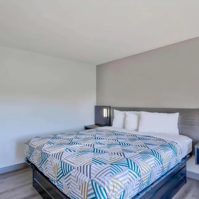 1 King Bed - Mobility Accessible Tub, Nsmk، Motel6 Virginia Beach, VA 4/10