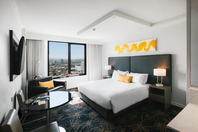 Room, King Bed, City View, voco Gold Coast 2/3