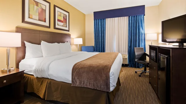 غرفة قياسية بسرير كينج لذوي الإعاقة، Best Western Port Huron Blue Water Bridge 1/7