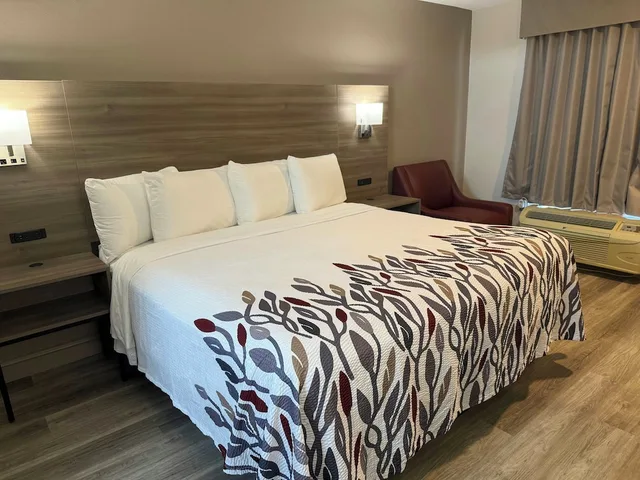 غرفة ديلوكس بسرير كوين بمطبخ صغير، Red Roof Inn Orangeburg 1/7