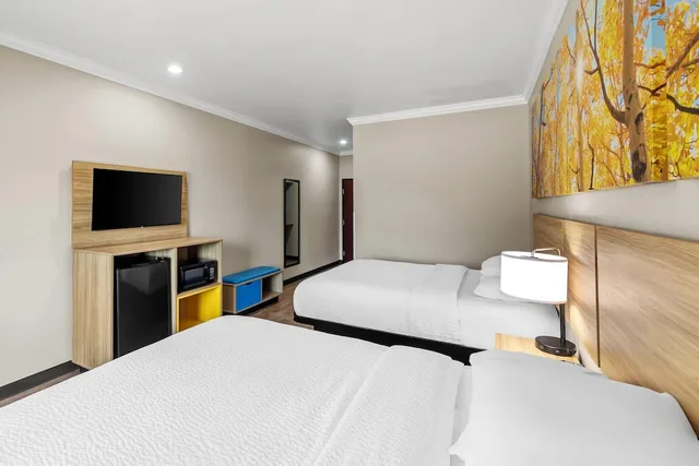 غرفة قياسية بسريرين كوين، Days Inn by Wyndham Rockdale Texas 3/7