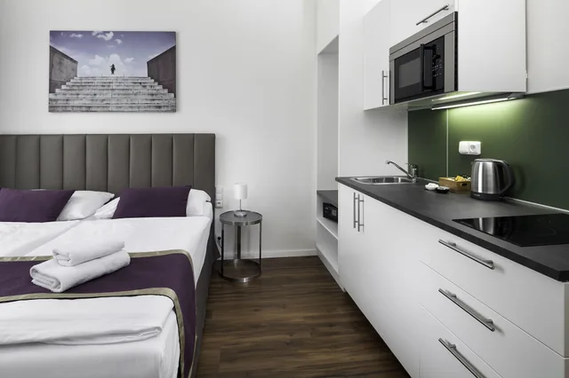 Suite, 1 Double and 1 Single Bed, Elizabeth Suites 4/10