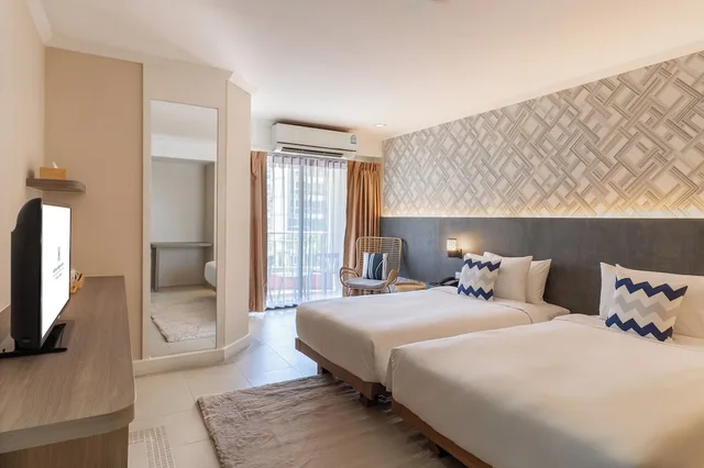 غرفة سوبيريور بسريرين منفصلين بشرفة، Heeton Concept Hotel Pattaya by Compass Hospitality 1/3