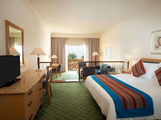 غرفة كلاسيكية بسريرين منفصلين بإطلالة على المسبح، Movenpick Taba 3/10