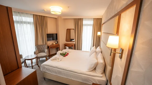 غرفة ديلوكس بسرير كينج وسرير كوين بإطلالة على المدينة، Istanbul Midpoint Hotel 10/10