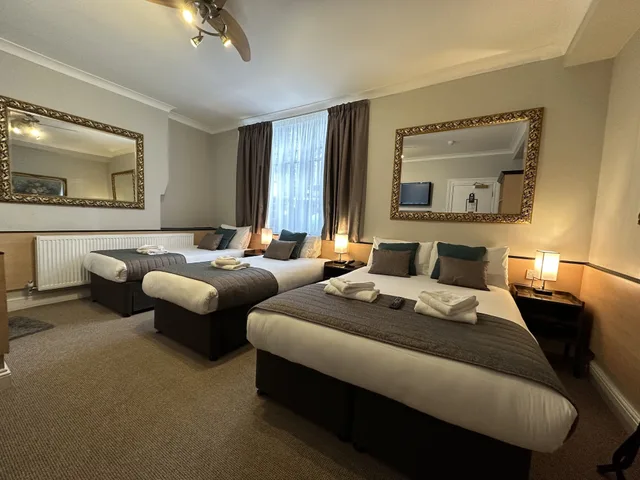 Family, 1 Double and 3 Single Beds، Tudor Court Hotel 3/10