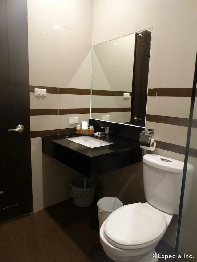 Deluxe, Queen Bed, Infinity Suites 3/3