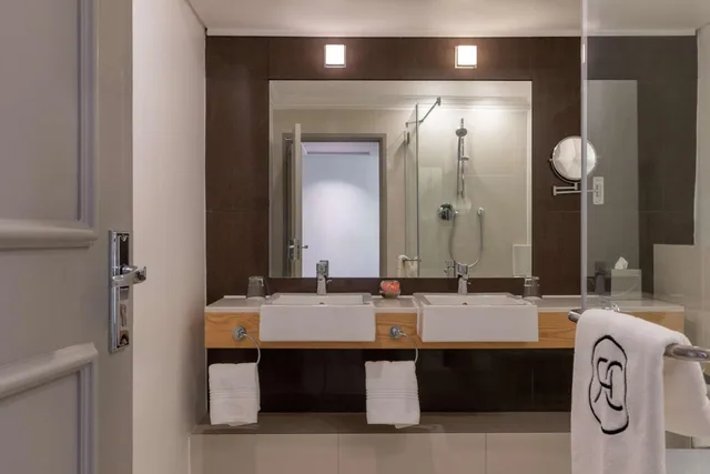 جناح جونيور بإطلالة على البحر بشرفة، Radisson Collection Hotel, Waterfront Cape Town 7/7